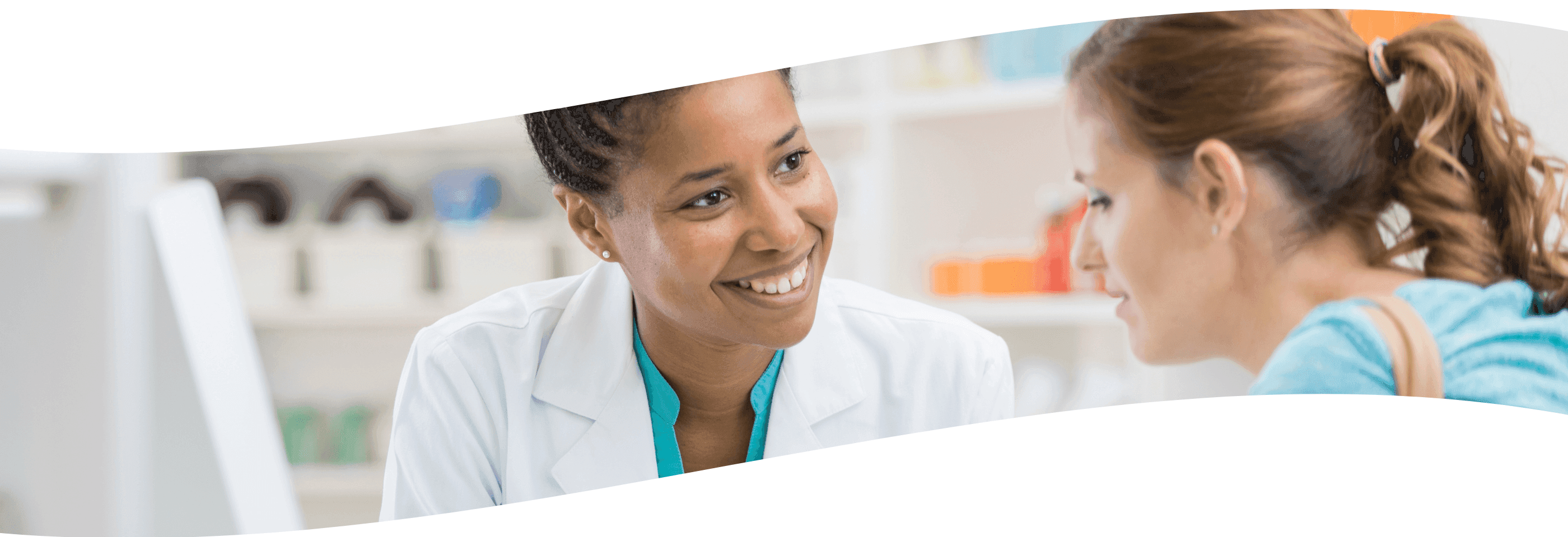 Weiße Welle im Hintergrund Apothekerin die eine Kundin berät